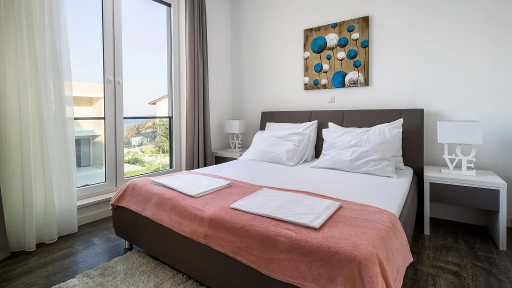 Sea View Apartment in Slatine for 4