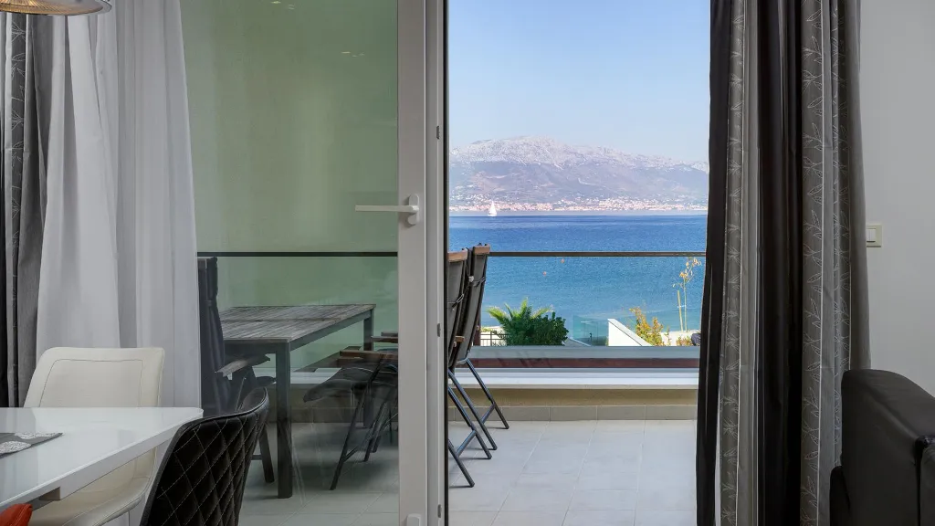 Sea View Apartment in Slatine for 4
