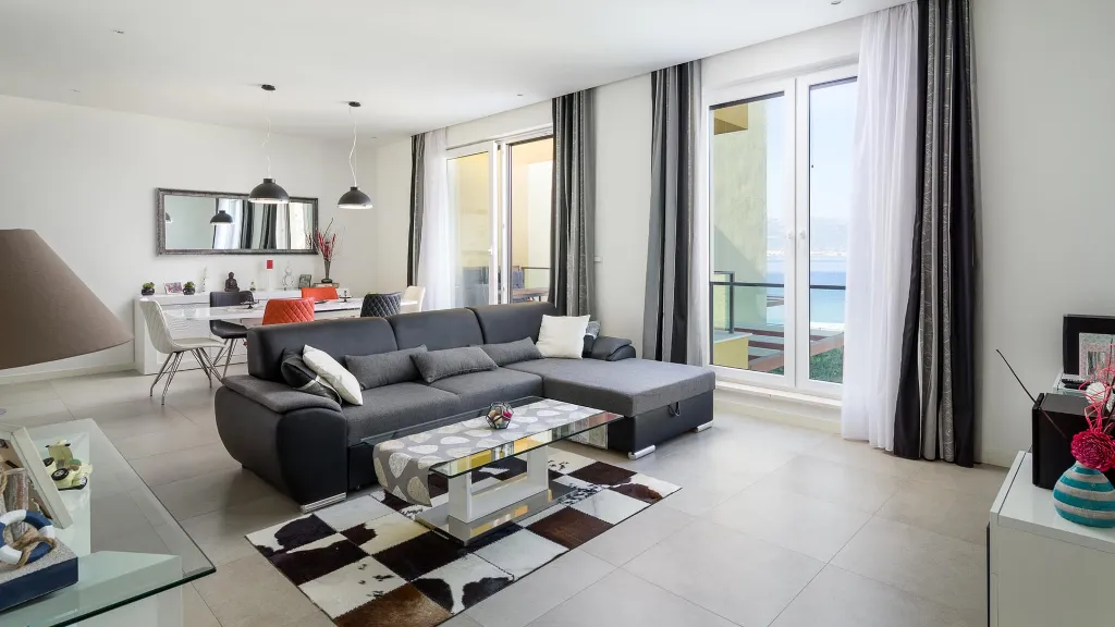 Sea View Apartment in Slatine for 4