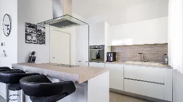 Sea View Apartment in Slatine for 4