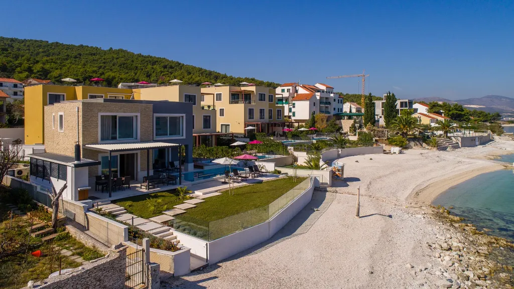 Sea View Apartment in Slatine for 4