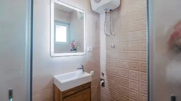 Apartment with Balcony in Okrug Donji