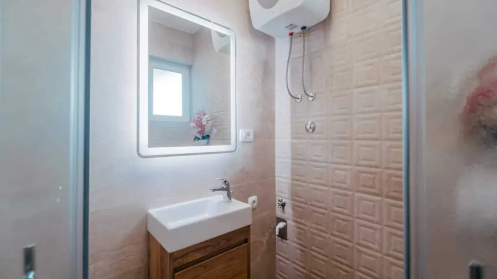 Apartment with Balcony in Okrug Donji