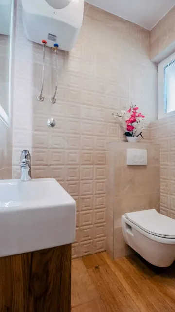 Apartment with Balcony in Okrug Donji