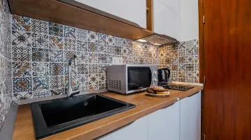 Apartment with Balcony in Okrug Donji