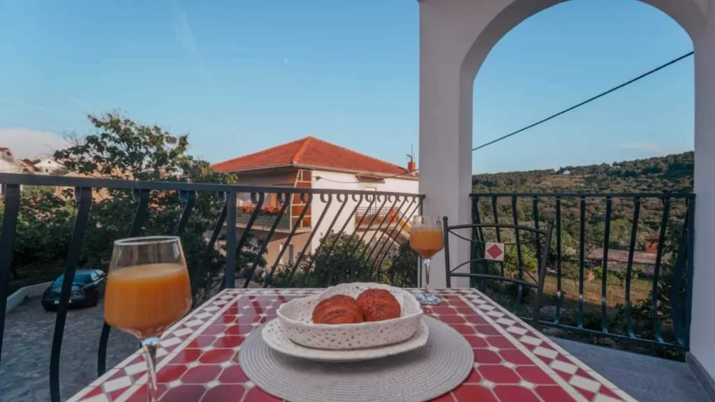 Apartment with Balcony in Okrug Donji