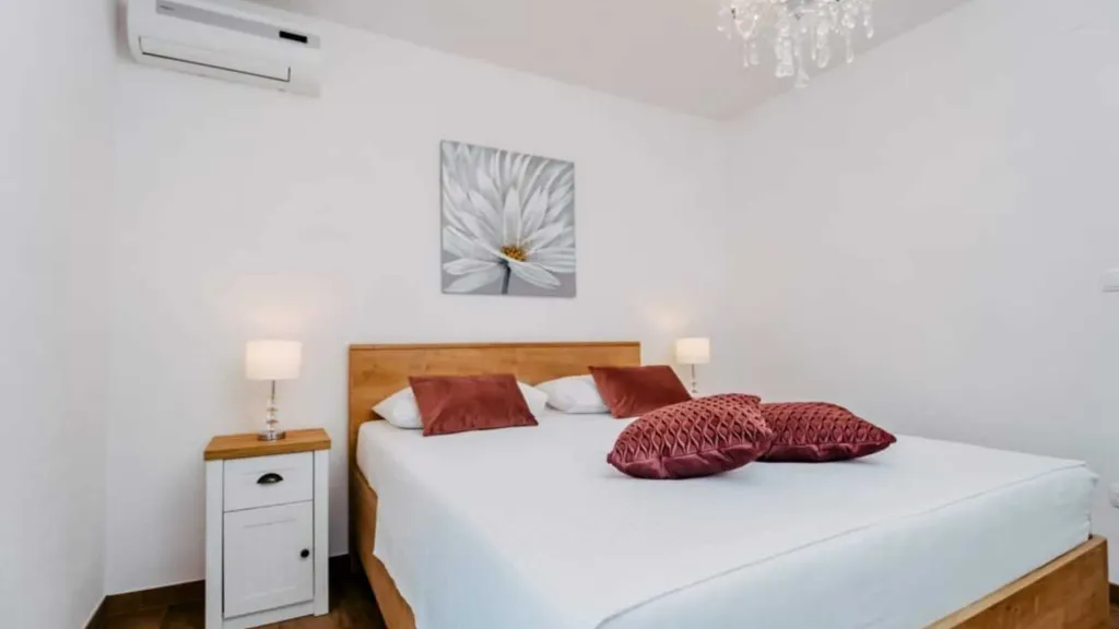 Apartment with Balcony in Okrug Donji