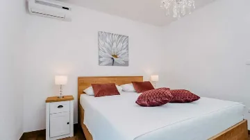 Apartment with Balcony in Okrug Donji