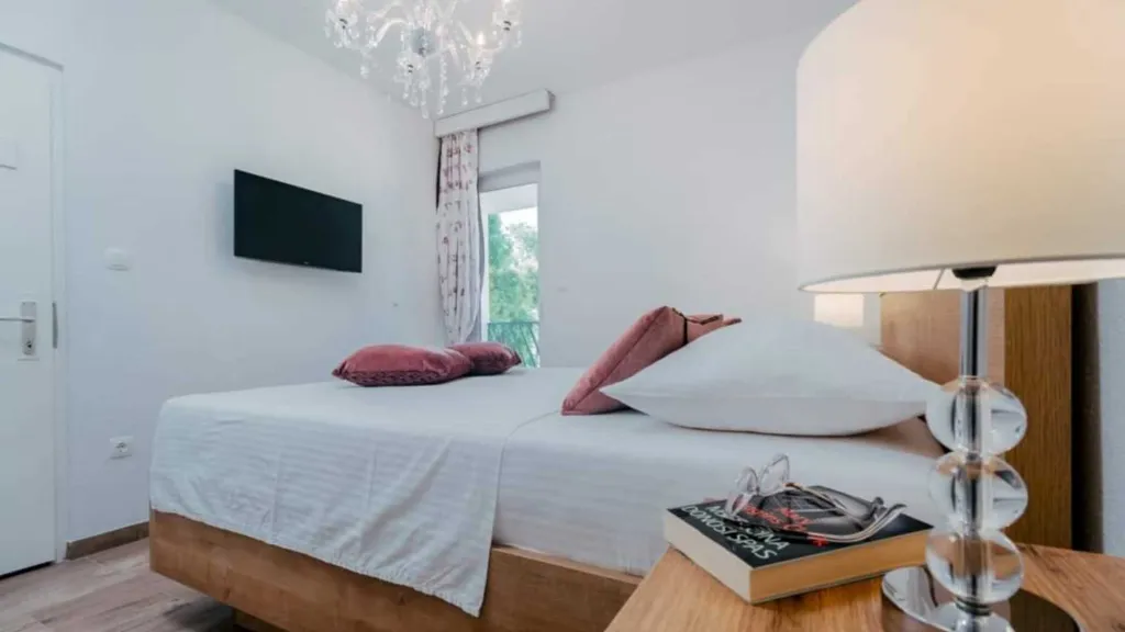 Apartment with Balcony in Okrug Donji