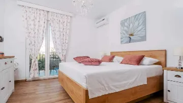 Apartment with Balcony in Okrug Donji