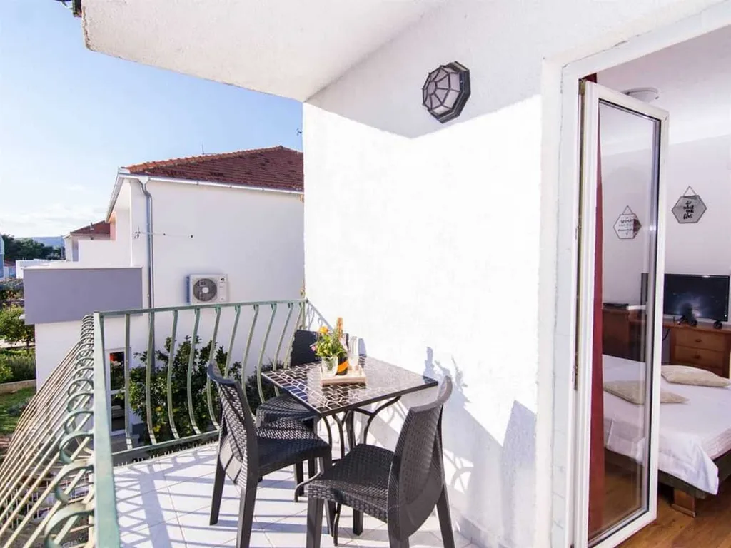 Studio Apartment with Balcony in Okrug Donji