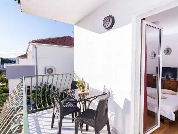 Studio Apartment with Balcony in Okrug Donji