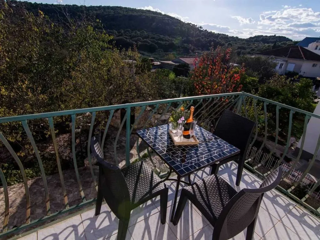 Studio Apartment with Balcony in Okrug Donji