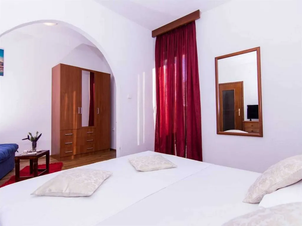 Studio Apartment with Balcony in Okrug Donji