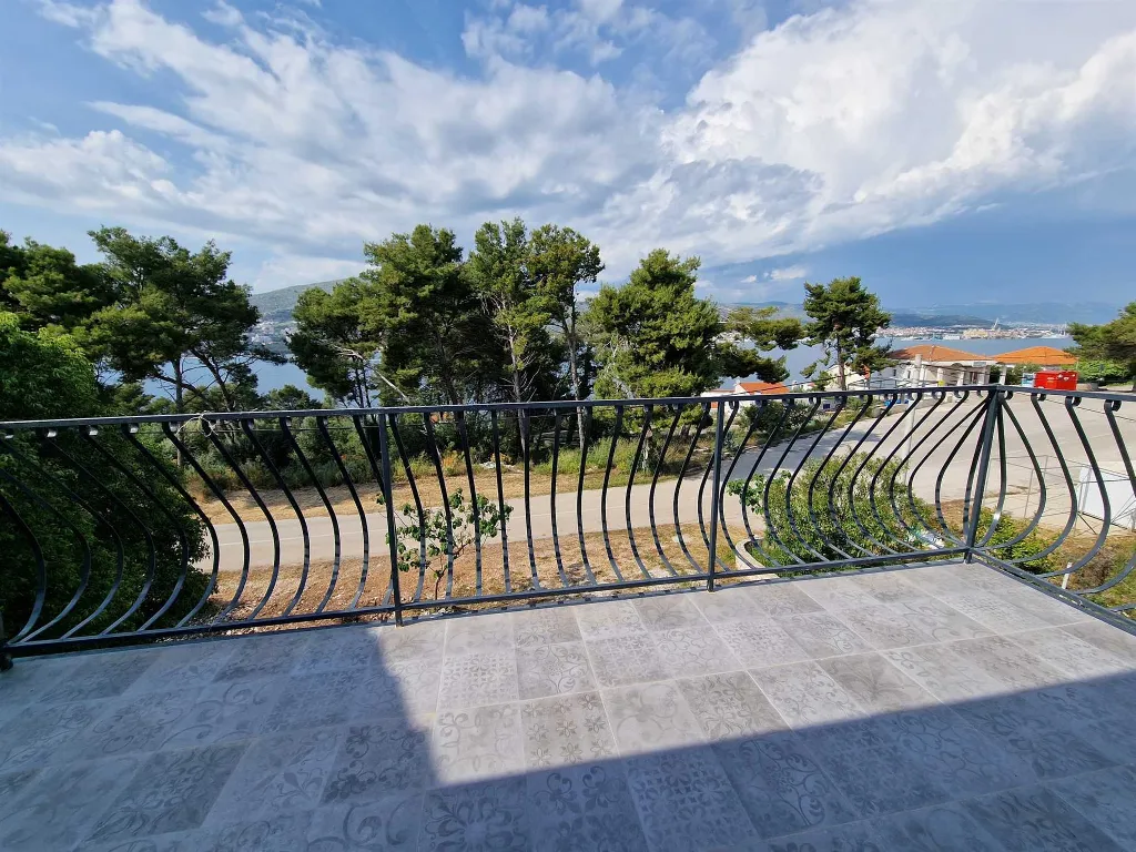 Studio Apartment with Balcony in Okrug Donji