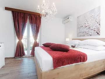 Sea View Apartment for 4 in Okrug Donji