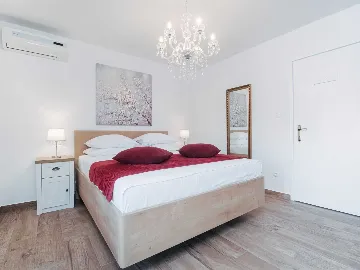 Sea View Apartment for 4 in Okrug Donji