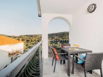 Sea View Apartment for 4 in Okrug Donji