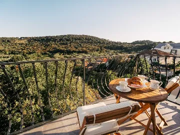 Sea View Apartment for 4 in Okrug Donji