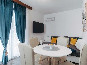 Sea View Apartment for 4 in Okrug Donji