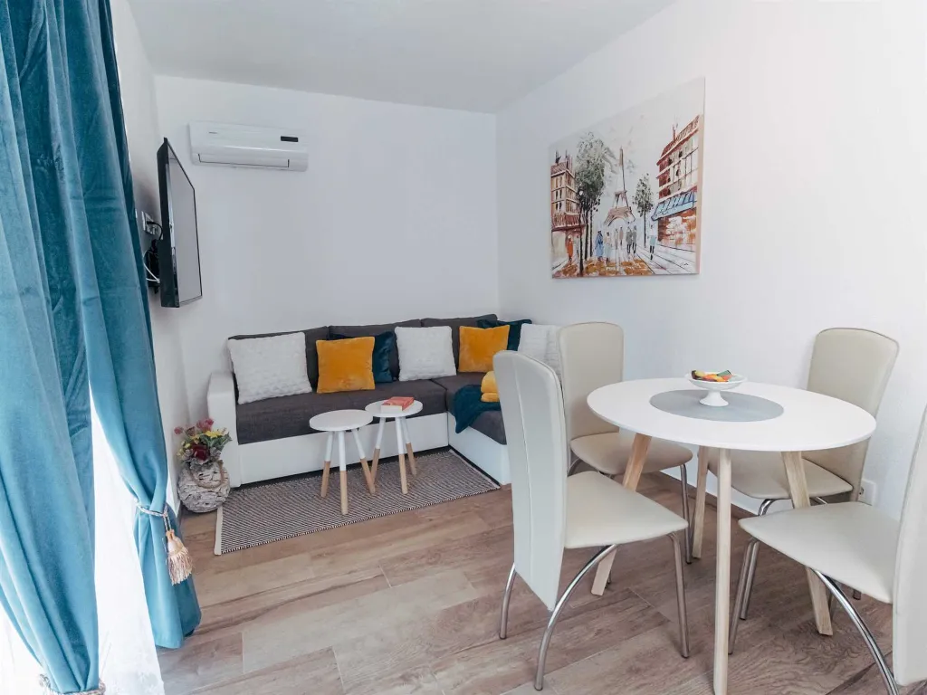 Sea View Apartment for 4 in Okrug Donji