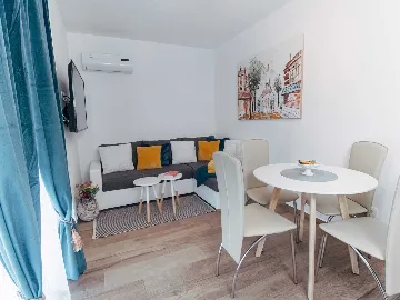 Sea View Apartment for 4 in Okrug Donji