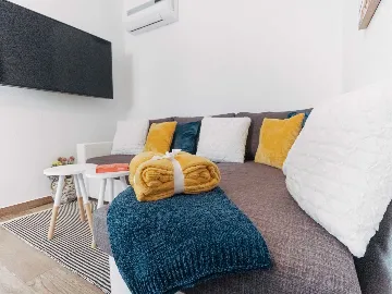 Sea View Apartment for 4 in Okrug Donji