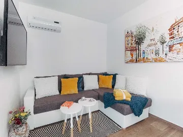 Sea View Apartment for 4 in Okrug Donji