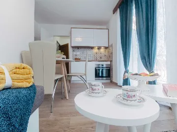 Sea View Apartment for 4 in Okrug Donji