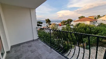 Sea View Apartment for 4 in Okrug Donji