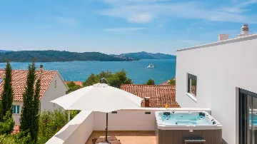 Modern Coastal Villa Retreat Okrug Gornji