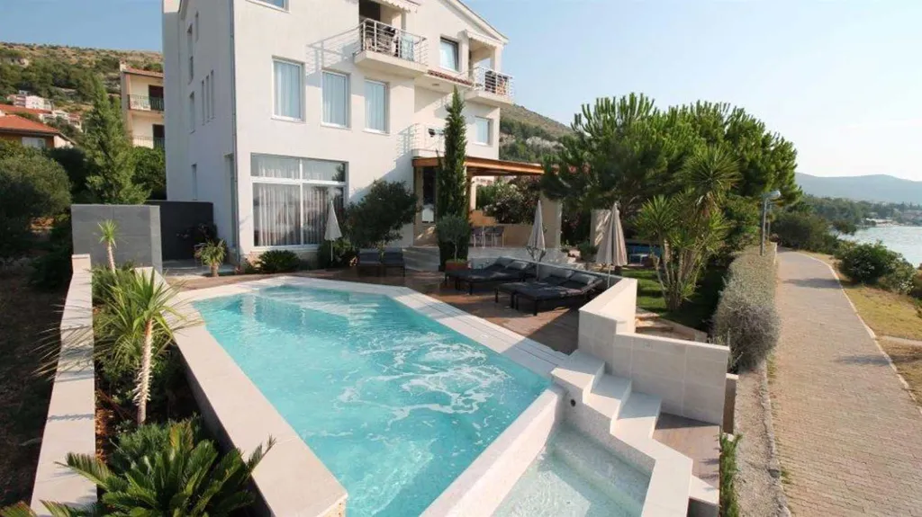 Seget Donji Duplex Apartment with Shared Heated Pool
