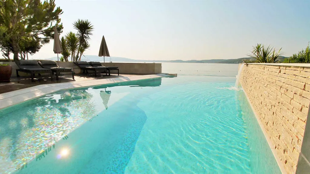 Seget Donji Duplex Apartment with Shared Heated Pool
