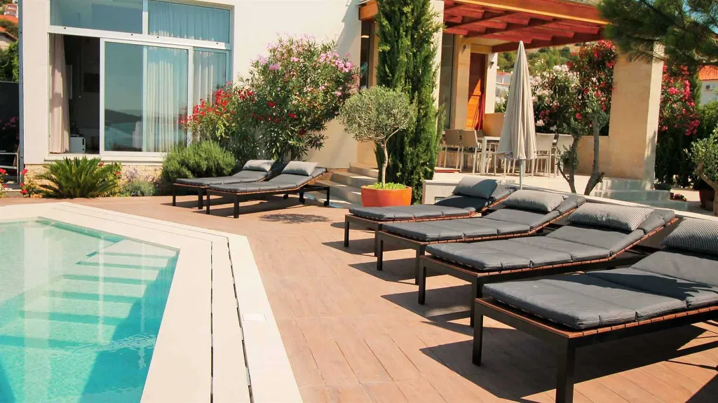 Seget Donji Duplex Apartment with Shared Heated Pool