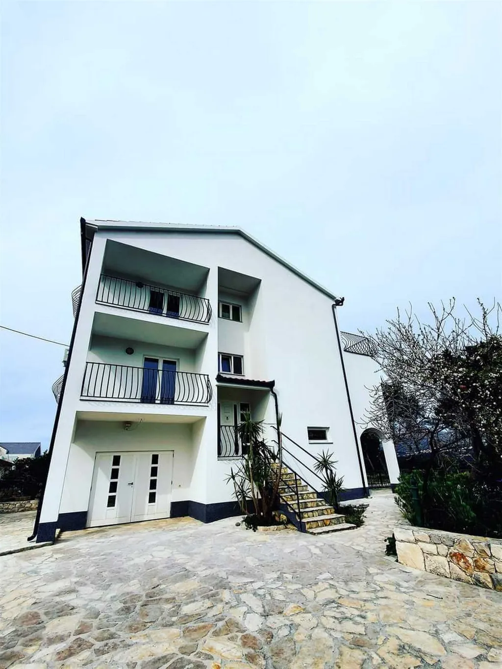 2-Bedroom Apartment in Okrug Donji for 6 Guests