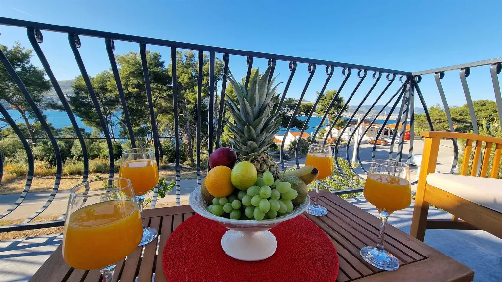 2-Bedroom Apartment in Okrug Donji for 6 Guests