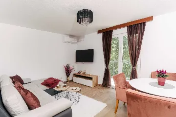 2-Bedroom Apartment in Okrug Donji for 6 Guests