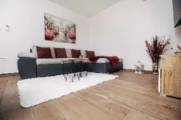 2-Bedroom Apartment in Okrug Donji for 6 Guests