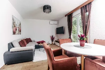 2-Bedroom Apartment in Okrug Donji for 6 Guests