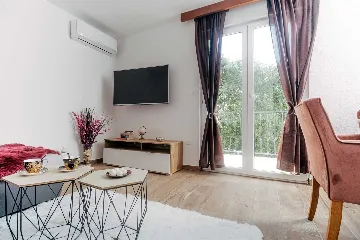 2-Bedroom Apartment in Okrug Donji for 6 Guests