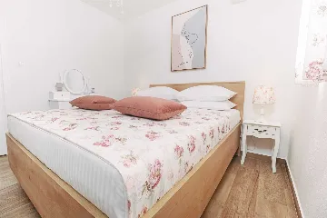 2-Bedroom Apartment in Okrug Donji for 6 Guests