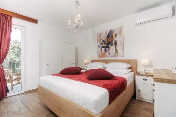 2-Bedroom Apartment in Okrug Donji for 6 Guests