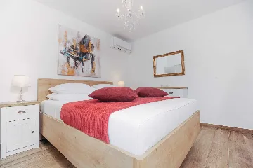 2-Bedroom Apartment in Okrug Donji for 6 Guests