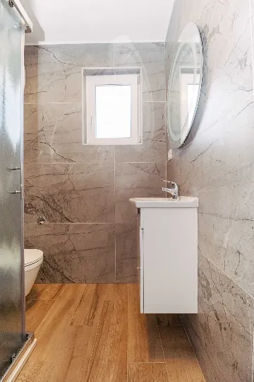 2-Bedroom Apartment in Okrug Donji for 6 Guests