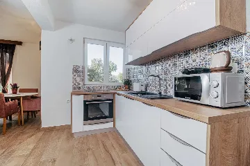 2-Bedroom Apartment in Okrug Donji for 6 Guests