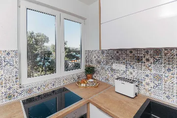 2-Bedroom Apartment in Okrug Donji for 6 Guests