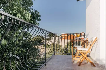 2-Bedroom Apartment in Okrug Donji for 6 Guests