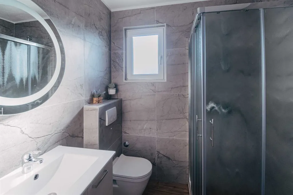 2-Bedroom Apartment in Okrug Donji for 6 Guests