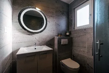 2-Bedroom Apartment in Okrug Donji for 6 Guests