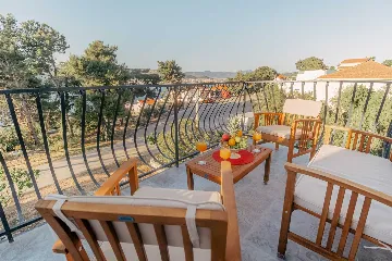 2-Bedroom Apartment in Okrug Donji for 6 Guests